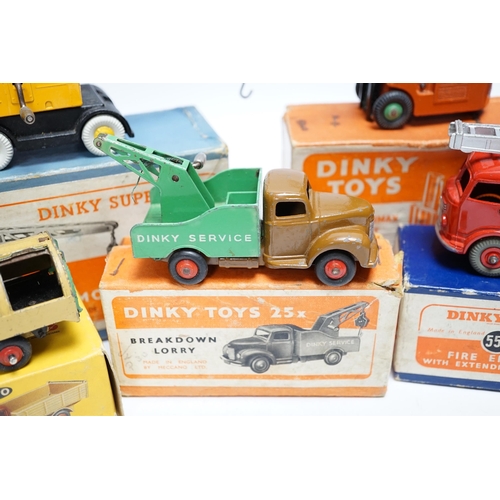 256 - Five boxed dinky toys including (25x) breakdown lorry, (410) Bedford End Tipper, (555) Fire Engine, ... 