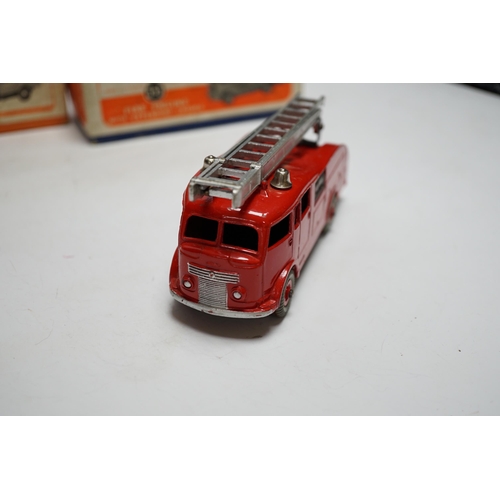 256 - Five boxed dinky toys including (25x) breakdown lorry, (410) Bedford End Tipper, (555) Fire Engine, ... 