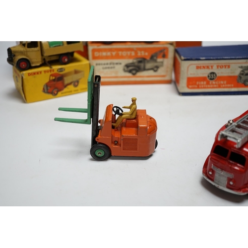 256 - Five boxed dinky toys including (25x) breakdown lorry, (410) Bedford End Tipper, (555) Fire Engine, ... 