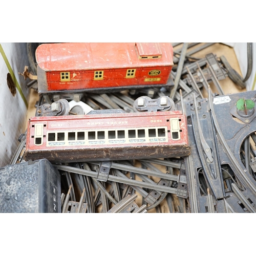 280 - Lionel Lines gauge O tinplate American outline model railway, including seven items of rolling stock... 