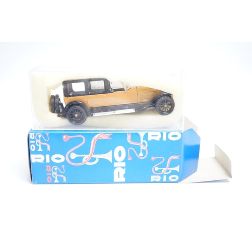 288 - Twenty-one boxed Rio diecast models of veteran and vintage cars, together with two 1970s catalogues... 