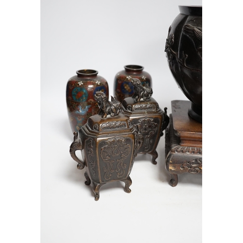 404 - A Meiji period Japanese bronze jardiniere, a pair of cloisonné vases, a hardwood stand, etc.