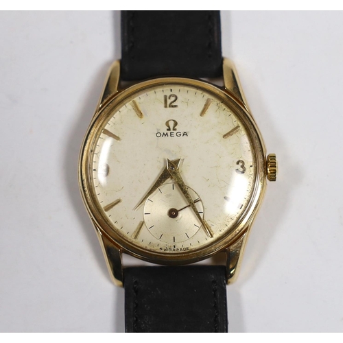 941 - A gentleman's 9ct gold Omega manual wind wrist watch, with case back inscription, on associated leat... 