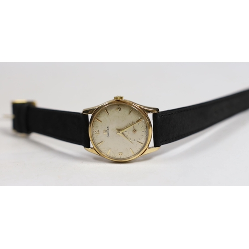 941 - A gentleman's 9ct gold Omega manual wind wrist watch, with case back inscription, on associated leat... 