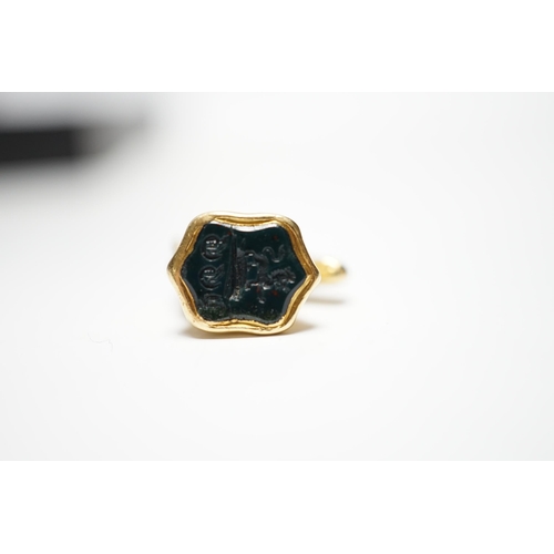 949 - A 19th century yellow metal and bloodstone inset horse's head seal, the matrix carved with crest, 18... 