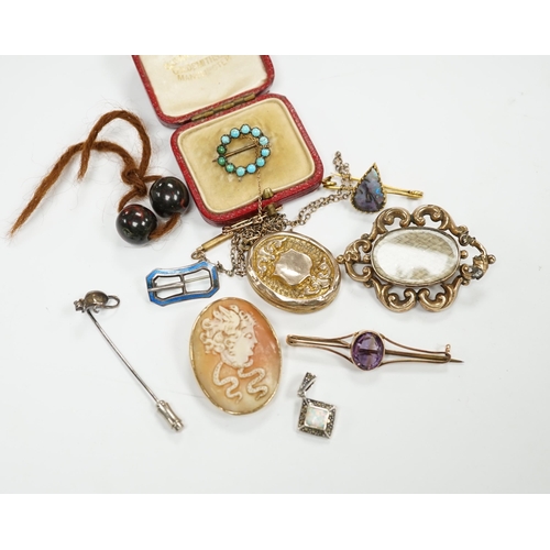 981 - Three antique brooches, including a mourning brooch and a group of assorted jewellery including a 'R... 