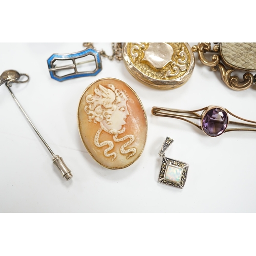 981 - Three antique brooches, including a mourning brooch and a group of assorted jewellery including a 'R... 