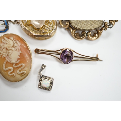 981 - Three antique brooches, including a mourning brooch and a group of assorted jewellery including a 'R... 