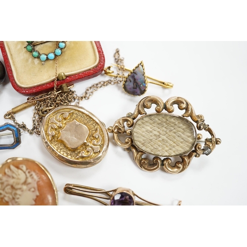 981 - Three antique brooches, including a mourning brooch and a group of assorted jewellery including a 'R... 