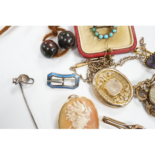 981 - Three antique brooches, including a mourning brooch and a group of assorted jewellery including a 'R... 