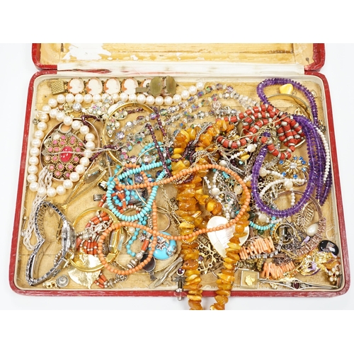 987 - Assorted costume jewellery including amber necklace, coral necklace, cameo shell bracelet etc.... 