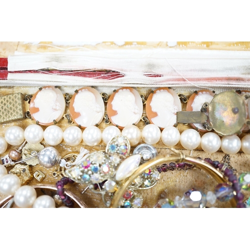 987 - Assorted costume jewellery including amber necklace, coral necklace, cameo shell bracelet etc.... 