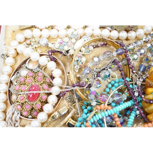 987 - Assorted costume jewellery including amber necklace, coral necklace, cameo shell bracelet etc.... 