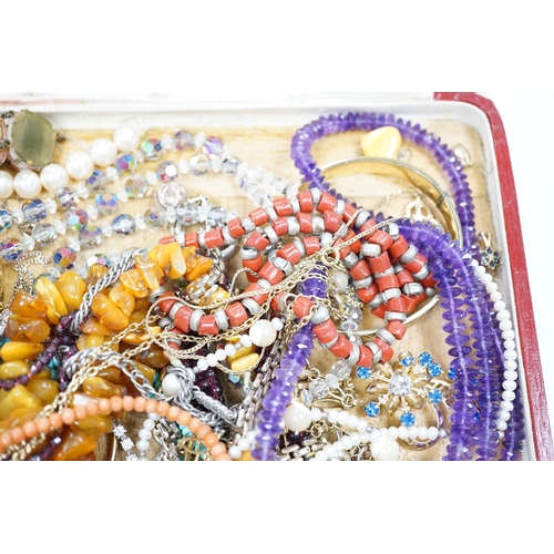 987 - Assorted costume jewellery including amber necklace, coral necklace, cameo shell bracelet etc.... 