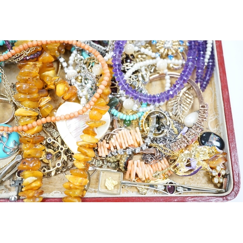 987 - Assorted costume jewellery including amber necklace, coral necklace, cameo shell bracelet etc.... 