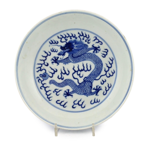 189 - A Chinese blue and white dragon dish, Guangxu mark and of the period (1875-1908), finely painted t... 