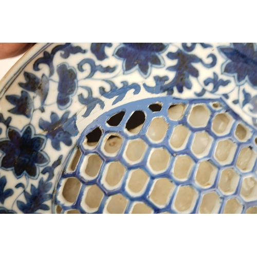 198 - A Chinese blue and white moonflask, Daoguang six character mark and of the period, with honeycomb pi... 