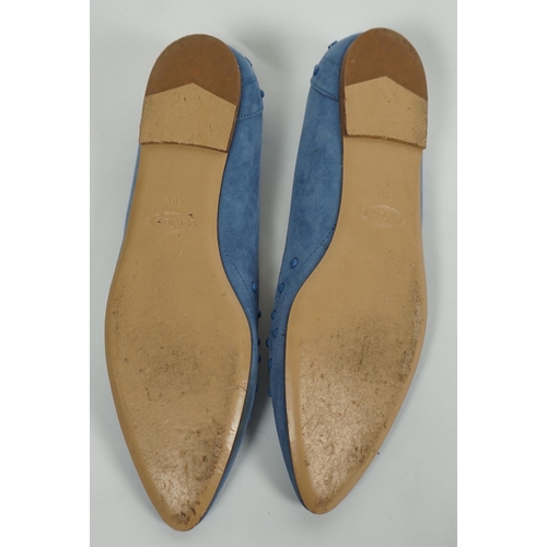 1062 - A pair of Tod's lady's light blue suede leather studded ballet flats, size 40.5