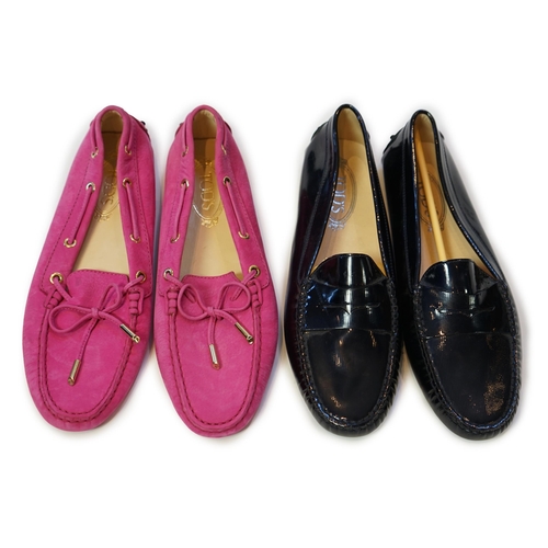 1068 - Two pairs of Tod's lady's driving shoes, one pink suede and the other dark blue patient leather, siz... 