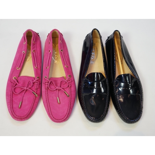 1068 - Two pairs of Tod's lady's driving shoes, one pink suede and the other dark blue patient leather, siz... 