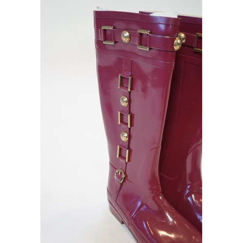 1077 - Three Pairs of lady's Hunter wellington boots, two the same style one in black the other pair in bur... 