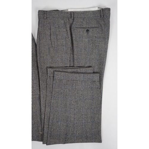 1089 - A Yves Saint Laurent rive gauche gentlemen's Prince of Wales check double breasted wool suit, approx... 