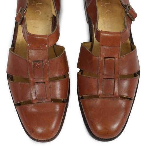 1092 - A pair of Gucci gentleman's tan leather sandals, size 42