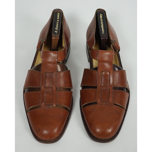 1092 - A pair of Gucci gentleman's tan leather sandals, size 42