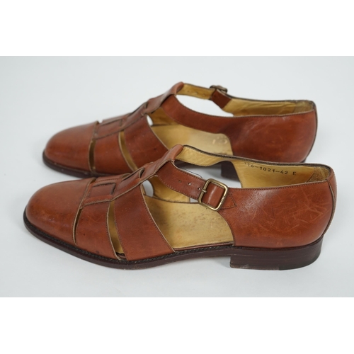 1092 - A pair of Gucci gentleman's tan leather sandals, size 42