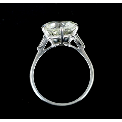 618 - A platinum and single stone diamond set ring, with baguette cut diamond set shoulders, the round cut... 