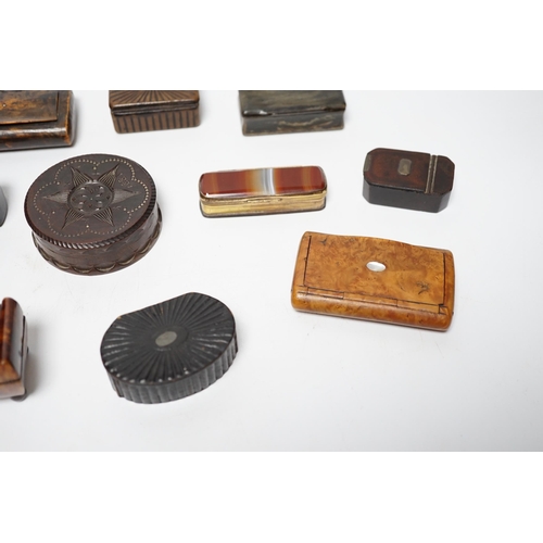 635 - A collection of ten snuff boxes in tortoiseshell, treen or horn, etc.