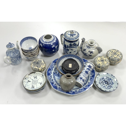 653 - A quantity of Chinese and Annamese blue and white ceramics, 19th century and later