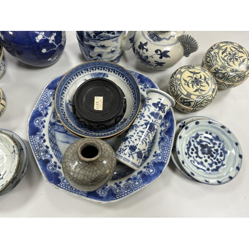 653 - A quantity of Chinese and Annamese blue and white ceramics, 19th century and later