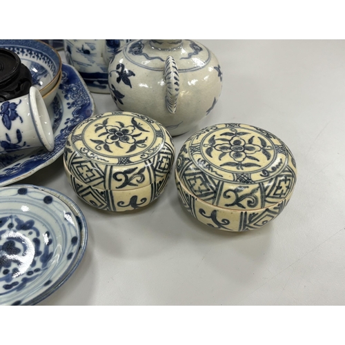 653 - A quantity of Chinese and Annamese blue and white ceramics, 19th century and later