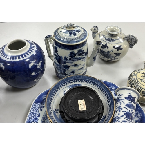 653 - A quantity of Chinese and Annamese blue and white ceramics, 19th century and later