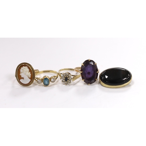 983 - Two 14k and gem set rings, including cameo shell and synthetic colour change corundum, two 9ct gold ... 