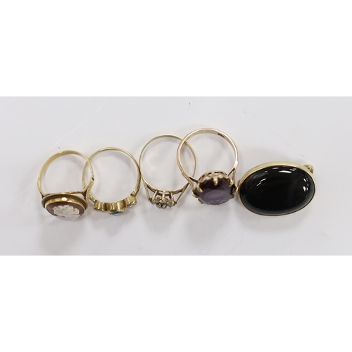 983 - Two 14k and gem set rings, including cameo shell and synthetic colour change corundum, two 9ct gold ... 