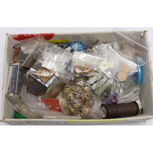 986 - A quantity of assorted jewellery related items including loose beads, bolt rings, thread, copper wir... 