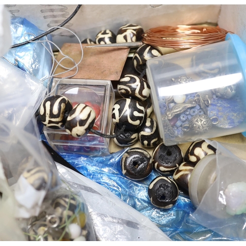 986 - A quantity of assorted jewellery related items including loose beads, bolt rings, thread, copper wir... 