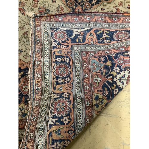 1062 - An antique Kashan ivory ground rug, 194 x 134cm