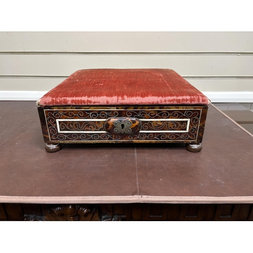 1176 - An 18th / early 19th century Portuguese tortoiseshell box with bone inlay and silk velvet lining wit... 