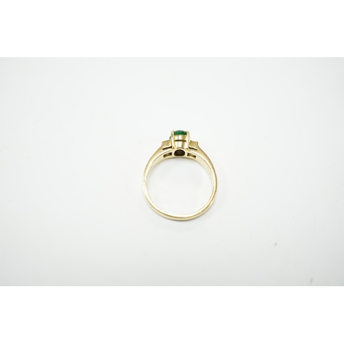 2012 - A 750 yellow metal, single stone cabochon jade and two stone baguette cut diamond set ring, size M, ... 