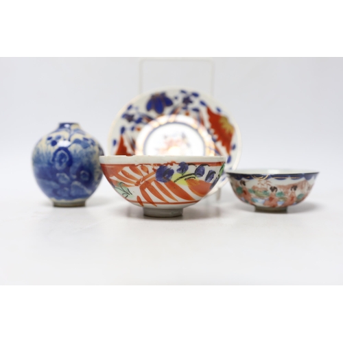 479 - A Chinese soft paste porcelain miniature vase, two small bowls, and a small dish, vase 7cm (4)... 