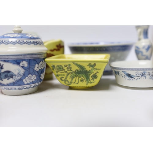 482 - A collection of Chinese and Japanese ceramics