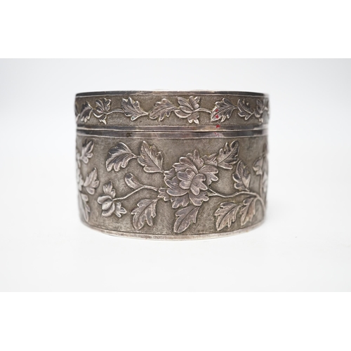 853 - An early 20th century Chinese white metal circular box and cover, maker's mark MK, with foliate deco... 