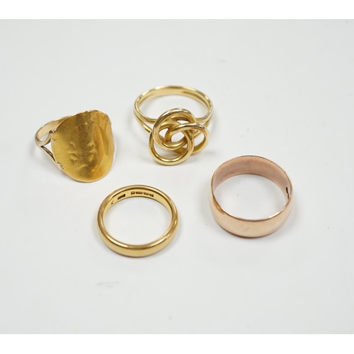 904 - A 1930's 22ct gold wedding band, 5.9 grams, a 9ct gold wedding band, 5.1 grams and two other yellow ... 