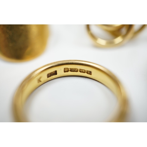 904 - A 1930's 22ct gold wedding band, 5.9 grams, a 9ct gold wedding band, 5.1 grams and two other yellow ... 