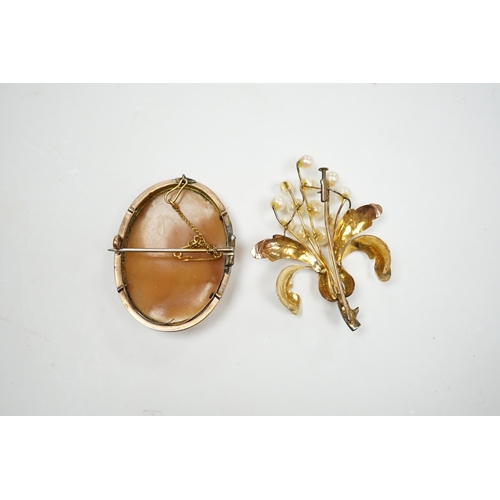 912 - A 14K yellow metal and cultured pearl cluster set floral brooch, 52mm, gross weight 7 grams, togethe... 