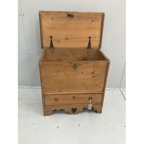 97 - A small George III provincial pine mule chest, width 65cm, depth 37cm, height 62cm