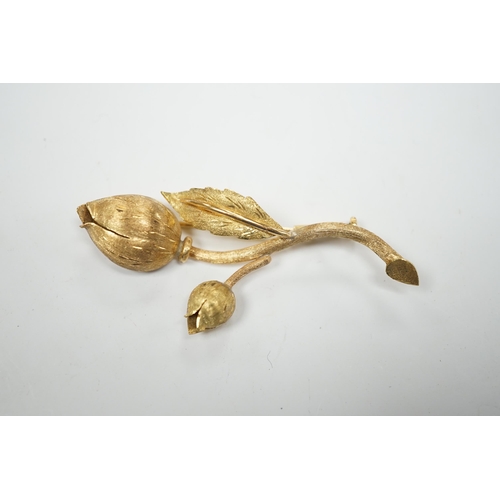 1885 - A textured yellow metal flower bud brooch, 60mm, 10.5 grams.